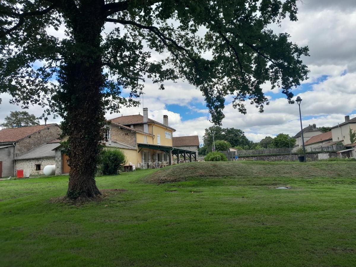 Auberge la marchadaine Montrollet Exterior foto